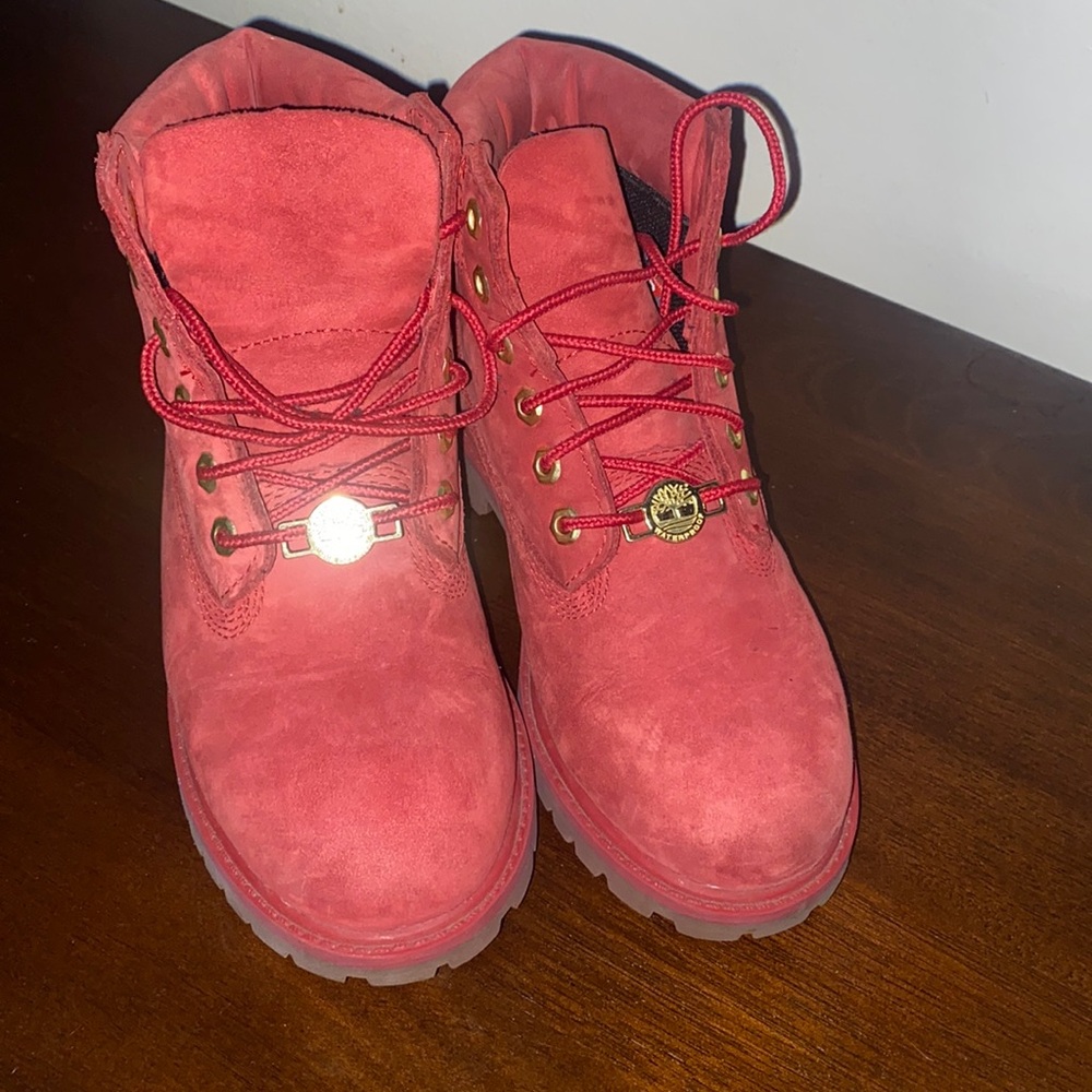 Red Timberland boot. Still in excellent condition. Only worn 1 time.